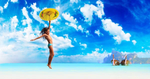 Jong meisje springen op het strand — Stockfoto