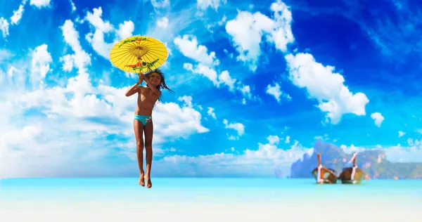 Jong meisje springen op het strand — Stockfoto