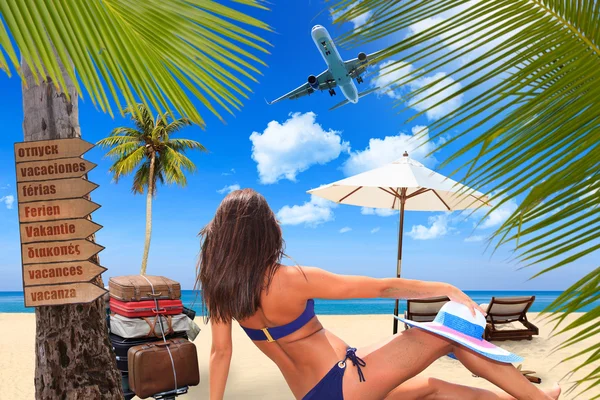 Mujer joven en la playa — Foto de Stock