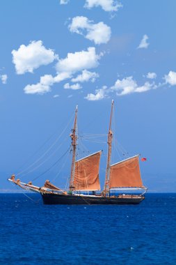 yelkenli ile deniz manzarası
