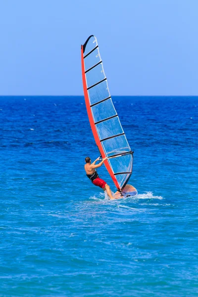 Człowiek windsurfingu rekreacja — Zdjęcie stockowe