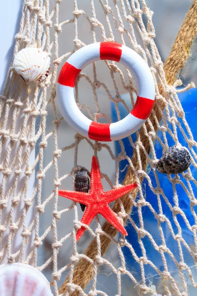 渔网与浮标和壳 — 图库照片
