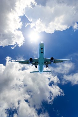 Gökyüzünde bir uçak