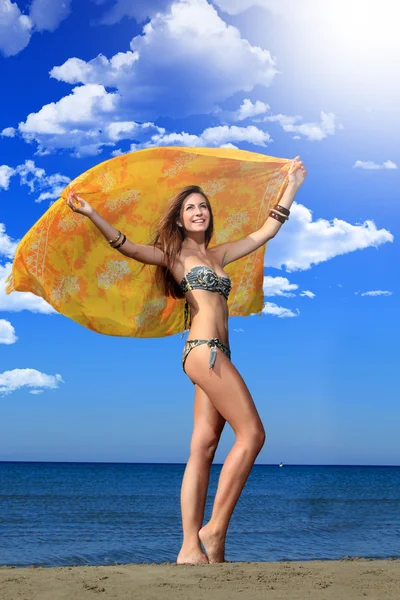 Retrato de mulher atraente na praia — Fotografia de Stock