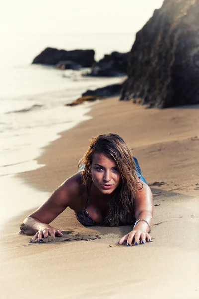 Mujer en la playa en jeans — Foto de Stock