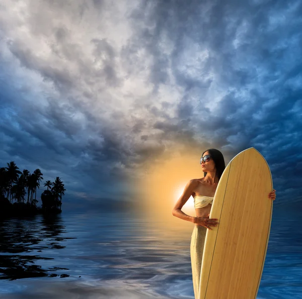 日落时分在海滩上的年轻女子 — 图库照片