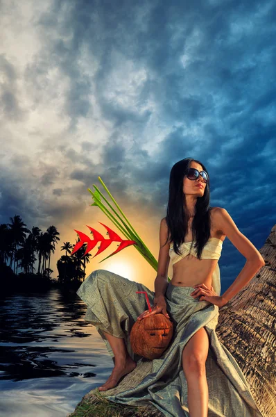 Mujer joven en la playa al atardecer — Foto de Stock