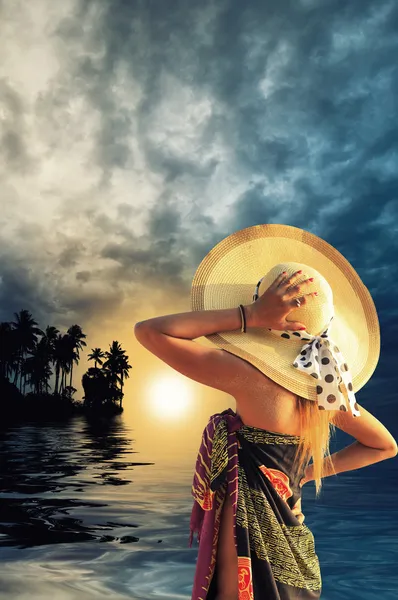 Mladá žena na pláži při západu slunce — Stock fotografie