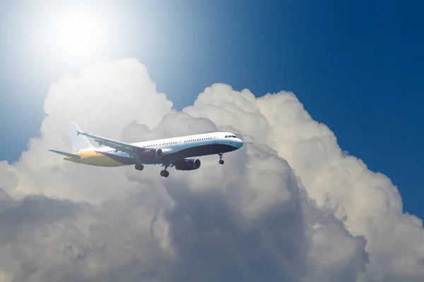 Flugzeug am Himmel — Stockfoto