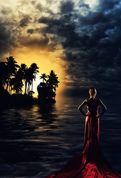 Femme blonde en robe rouge au coucher du soleil — Photo