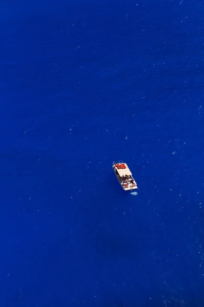 Barco a motor en el mar Jónico — Foto de Stock