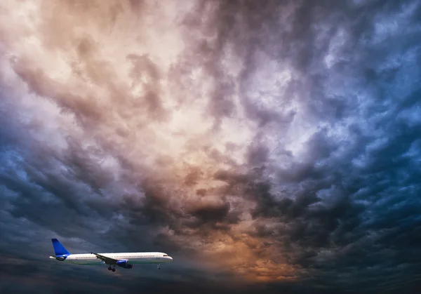 Avión sobre cielo dramático —  Fotos de Stock