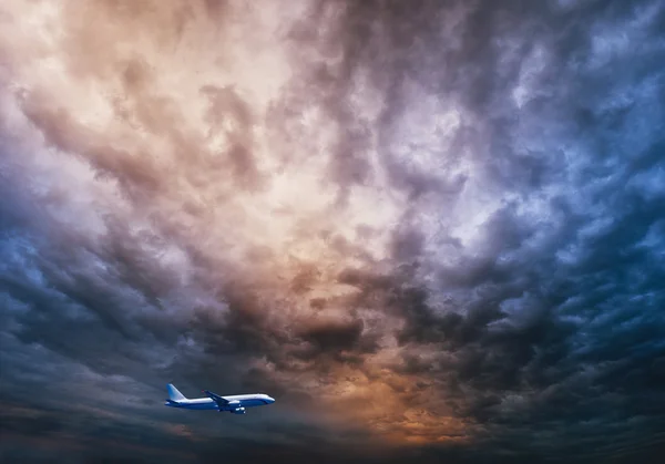 Flugzeug über dramatischem Himmel — Stockfoto