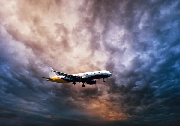 Avión sobre cielo dramático —  Fotos de Stock
