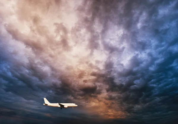 Avión sobre cielo dramático —  Fotos de Stock