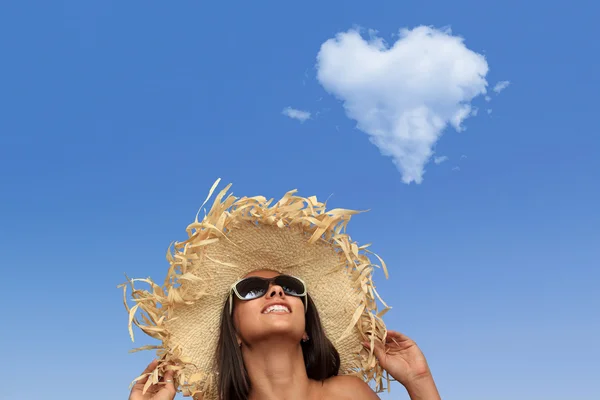 Mujer con nube en forma de corazón —  Fotos de Stock