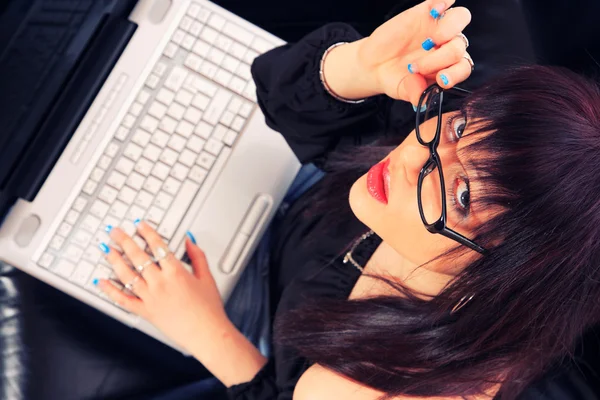 Chica feliz con un ordenador portátil — Foto de Stock