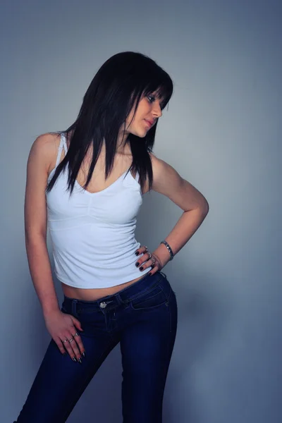 Молода жінка в джинсах і футболці — стокове фото
