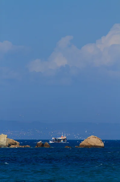 Bateau de pêche entouré de mouettes — Photo