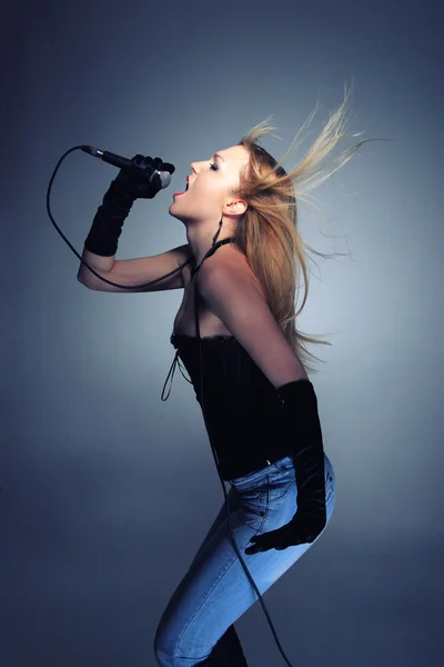 Retrato do cantor de rock feminino — Fotografia de Stock