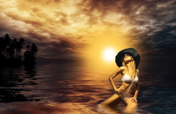 Woman on the beach — Stock Photo, Image