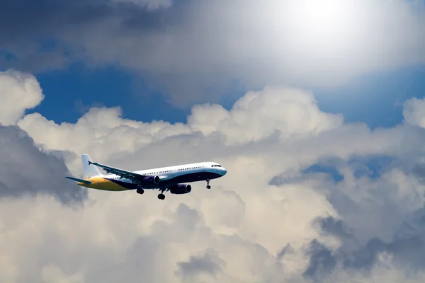 Avión en el cielo —  Fotos de Stock