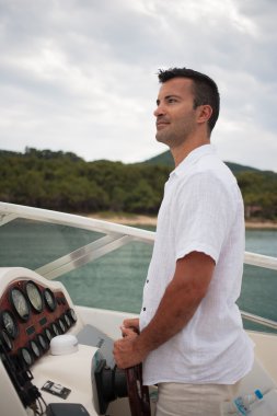 genç adam onun yat üzerinde