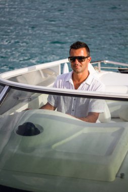 genç adam onun yat üzerinde