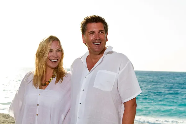 Casal feliz na praia — Fotografia de Stock