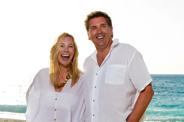 Pareja feliz en la playa — Foto de Stock