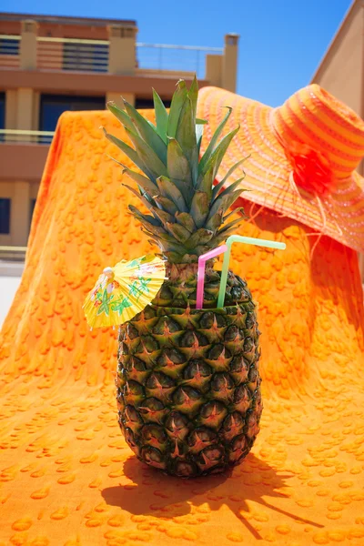 Tropical cocktail on the beach — Stock Photo, Image