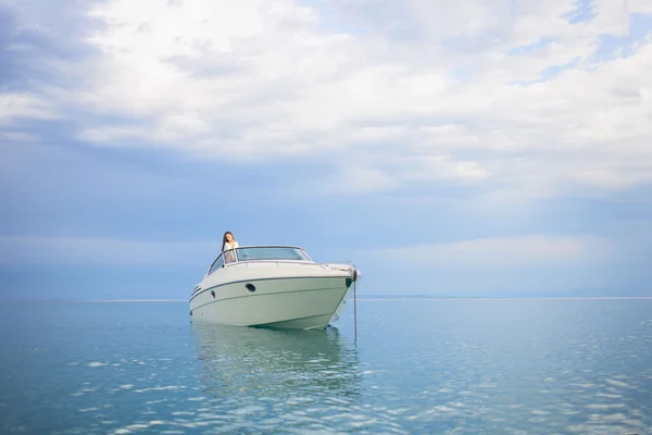 Ung kvinna på en yacht — Stockfoto