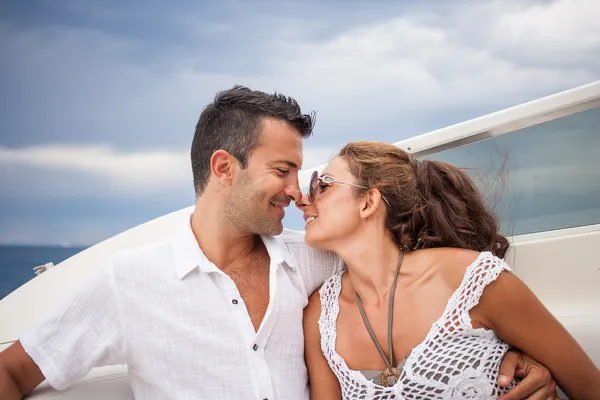 Bild eines glücklichen jungen Paares auf einer Jacht — Stockfoto