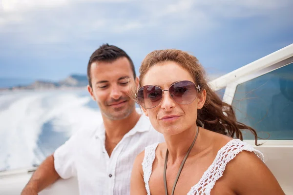 Bild på glada unga paret på en yacht — Stockfoto