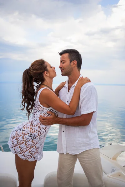 Foto de pareja joven feliz en un yate — Foto de Stock