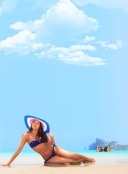 Jovem mulher na praia — Fotografia de Stock