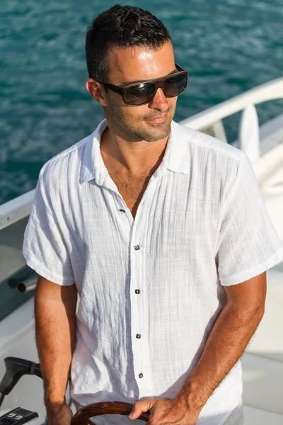 Beau jeune homme sur son yacht — Photo