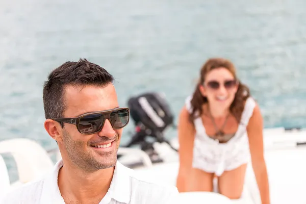 Obrázek šťastný mladý pár na jachtě — Stock fotografie