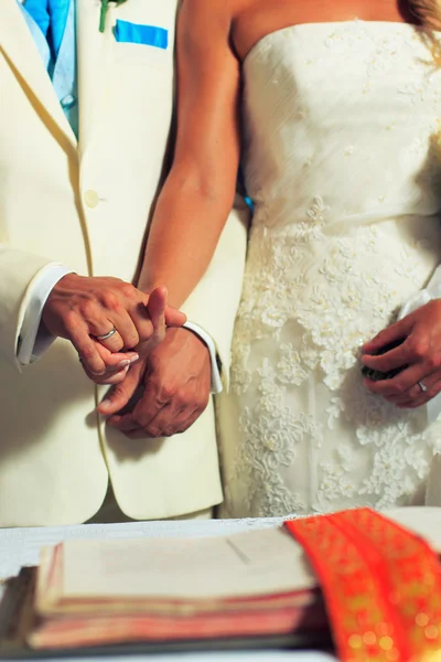 Sposo e sposo il giorno del loro matrimonio in chiesa ortodossa — Foto Stock