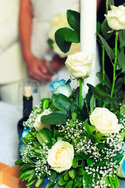 Noiva e noivo no dia do casamento na igreja ortodoxa — Fotografia de Stock