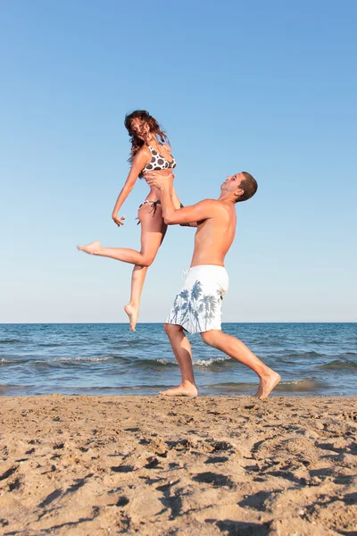 Młoda para na plaży — Zdjęcie stockowe