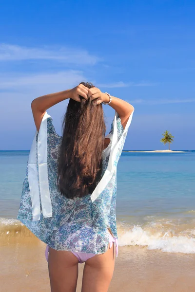 ผู้หญิงสวยบนชายหาด . — ภาพถ่ายสต็อก