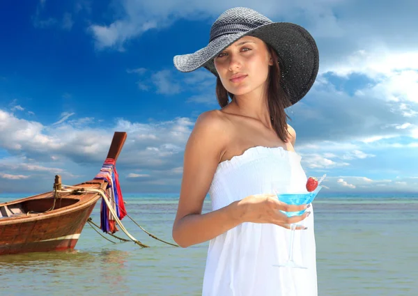 Hermosa mujer en la playa. — Foto de Stock