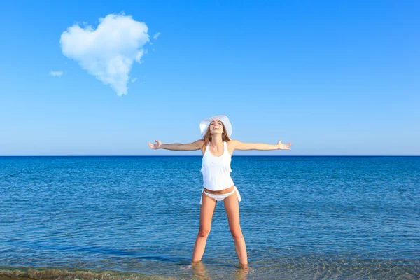 Ung kvinna på stranden — Stockfoto