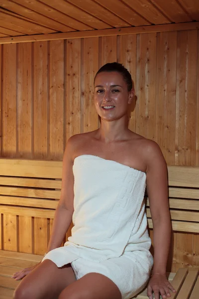 Schöne Frau entspannt in der Sauna — Stockfoto