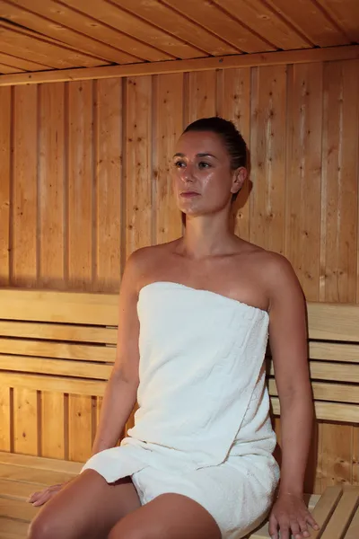 Belle femme relaxant un sauna — Photo