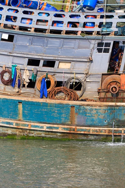 Barca da pesca tailandese al porto — Foto Stock