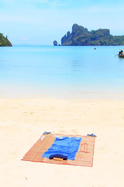 Stranden redskap på koh phi phi island på dagtid — Stockfoto