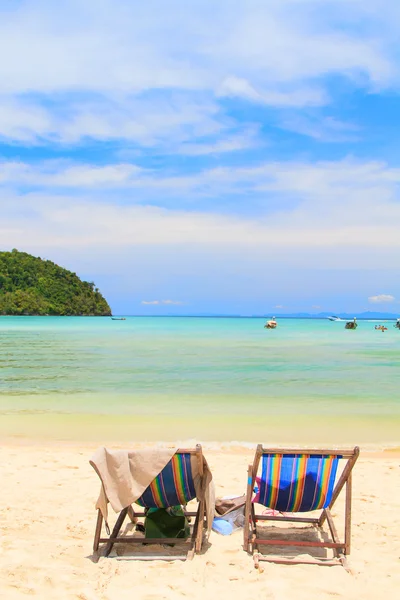 Sunbeds on the island of Koh Phi Phi — Stockfoto