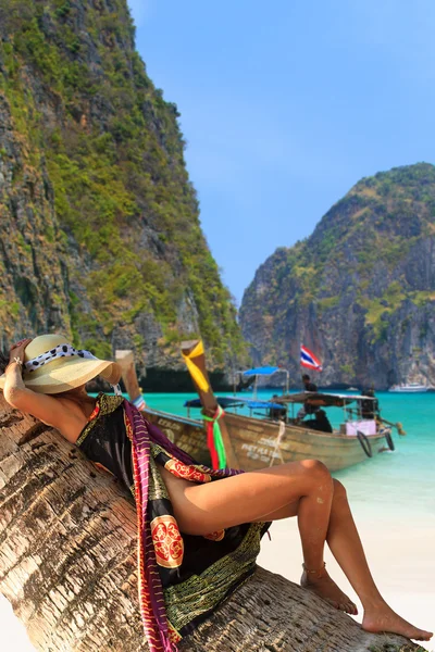 Beautiful woman on the beach. — Stock Photo, Image